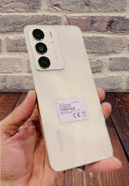 Realme C75 handing